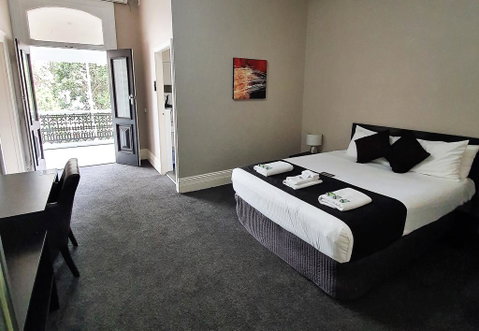 Grand Hotel - Lightning Ridge Tourism 1