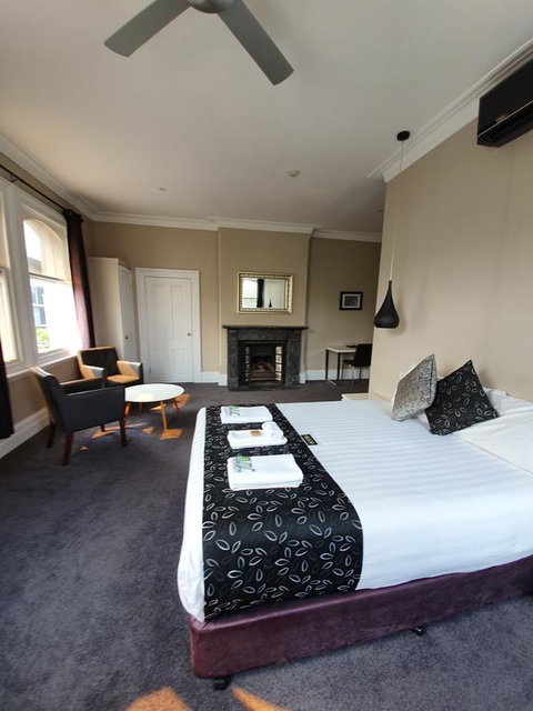 Grand Hotel - Lightning Ridge Tourism 0