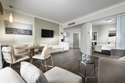 Grand Hotel And Apartments Townsville - Lightning Ridge Tourism 3