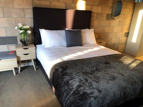 Granite Belt Cabins - Lightning Ridge Tourism 1