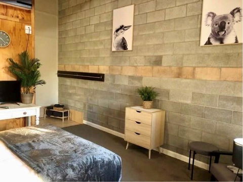 Granite Belt Cabins - Lightning Ridge Tourism 2