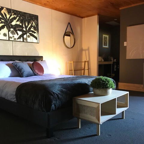 Granite Belt Cabins - Lightning Ridge Tourism 3