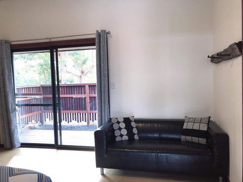 GRAPE JUICE STUDIOs 4km To Town And Surfers Point - Lightning Ridge Tourism 1