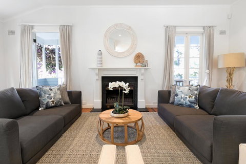 Hamptons Style Family Home 5 Minutes From Beach - Lightning Ridge Tourism 0