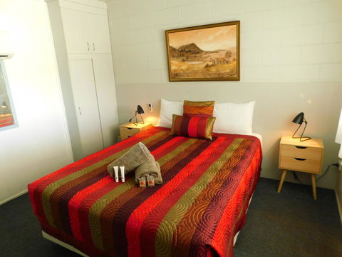 Hatton Vale Motel - Lightning Ridge Tourism 0