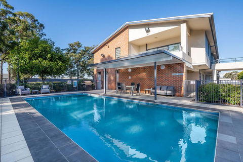 Hawkesbury Race Club Motel - Lightning Ridge Tourism 1