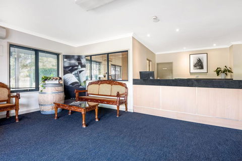 Hawkesbury Race Club Motel - Lightning Ridge Tourism 3