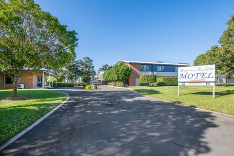 Hawkesbury Race Club Motel - Lightning Ridge Tourism 0