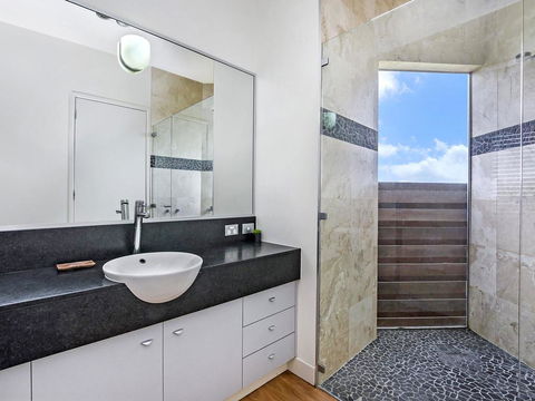 HEARN'S BEACH HOUSE - Lightning Ridge Tourism 3