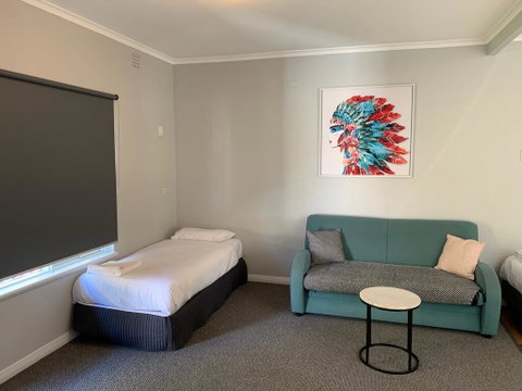Hello Adelaide Motel And Apartments - Lightning Ridge Tourism 2