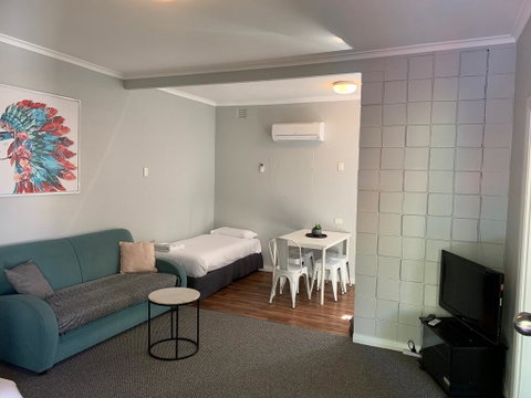 Hello Adelaide Motel And Apartments - Lightning Ridge Tourism 3