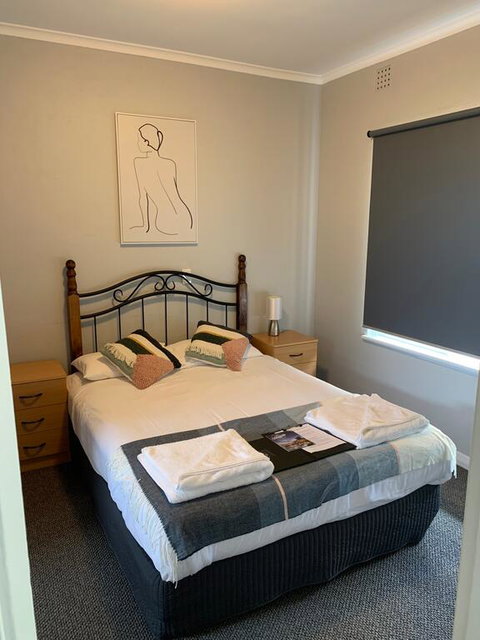 Hello Adelaide Motel And Apartments - Lightning Ridge Tourism 1