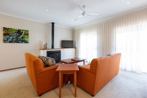 Hermitage Lodge - Lightning Ridge Tourism 3