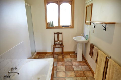 Herons Rise Vineyard Accommodation - Lightning Ridge Tourism 1