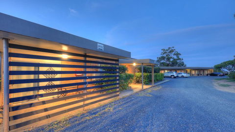Hilldrop Motor Inn - Lightning Ridge Tourism 2