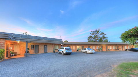 Hilldrop Motor Inn - Lightning Ridge Tourism 0