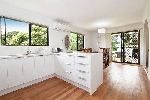 Holiday House - Lightning Ridge Tourism 1