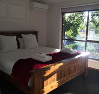 Holly House BnB - Lightning Ridge Tourism