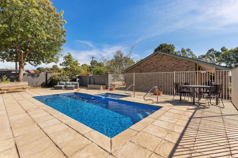 Homestead Motor Inn & Apartments - Lightning Ridge Tourism 2