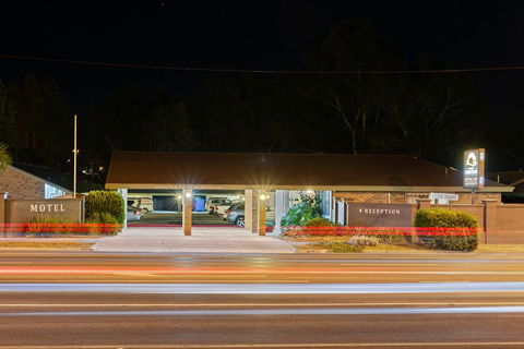 Homestead Motor Inn & Apartments - Lightning Ridge Tourism 0