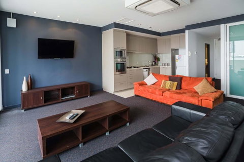 Honeysuckle Executive Suites - Lightning Ridge Tourism 3