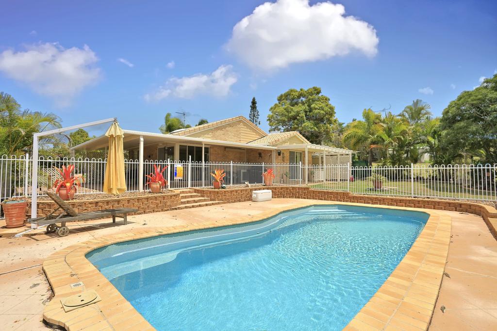 Kingfisher Bay Resort ACT Lightning Ridge Tourism
