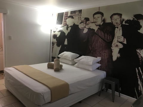 Hotel Corones - Lightning Ridge Tourism 1