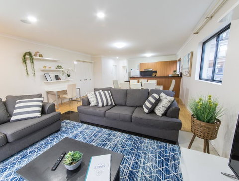 ISOLATION READY!! Super Size Me!! Top Location. Isolation Ready. Sanitised. Free CAT Bus, Pool, Gym And Everything At Your Finge - Lightning Ridge Tourism 1