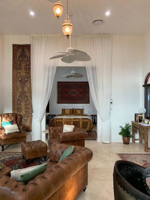 Jodha Bai Retreat - Lightning Ridge Tourism 1