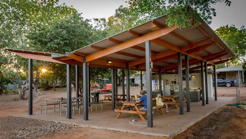 Kimberleyland Waterfront Holiday Park - Lightning Ridge Tourism 1