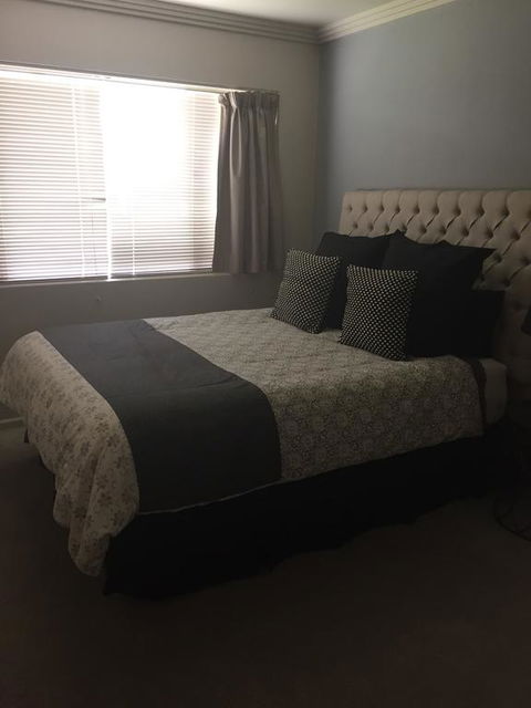 Kindred Lodge Apartments - Lightning Ridge Tourism 1