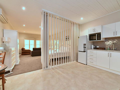 King I - You Can Honestly Walk To Bimbadgen And Hope Estate Concerts - Lightning Ridge Tourism 0