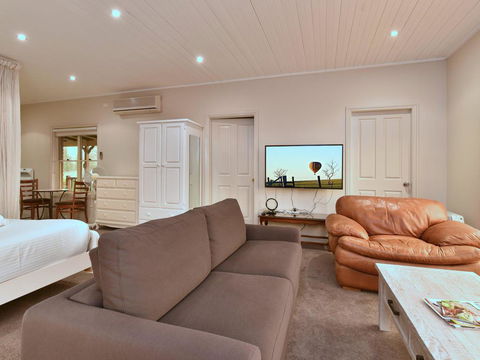 King I - You Can Honestly Walk To Bimbadgen And Hope Estate Concerts - Lightning Ridge Tourism 2