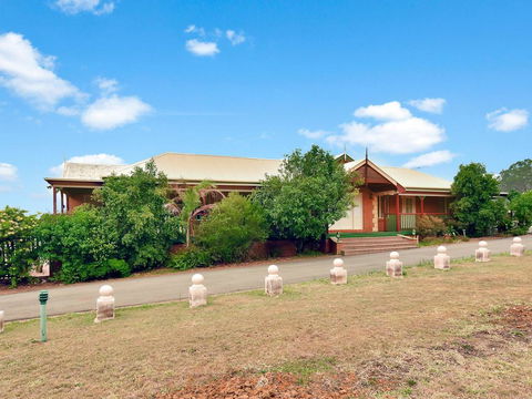 King II - You Can Honestly Walk To Bimbadgen And Hope Estate Concerts - Lightning Ridge Tourism 3