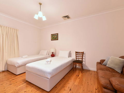 King III - You Can Honestly Walk To Bimbadgen And Hope Estate Concerts - Lightning Ridge Tourism 3