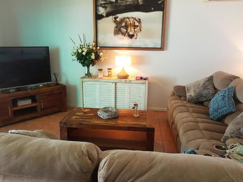 King Reef Beach House - Lightning Ridge Tourism 1