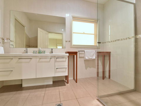 King Retreat Estate - You Can Honestly Walk To Bimbadgen And Hope Estate Concerts - Lightning Ridge Tourism 3