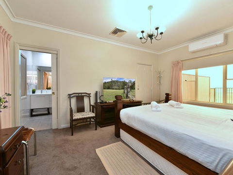 King Retreat Estate - You Can Honestly Walk To Bimbadgen And Hope Estate Concerts - Lightning Ridge Tourism 2