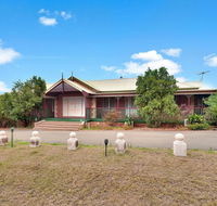 King Retreat Estate - you can honestly walk to Bimbadgen and Hope Estate concerts - Lightning Ridge Tourism