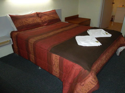 Kinka Palms Beachfront Apartments / Motel - Lightning Ridge Tourism 1