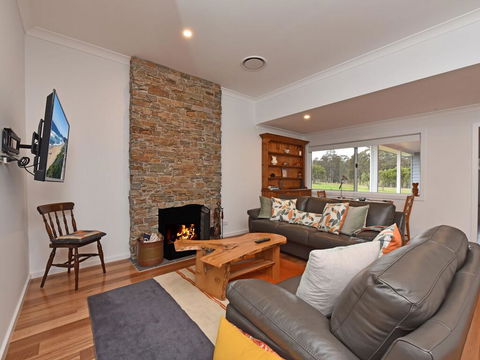 Kinloch Cottage Renovated To New On Daisy Hill Vineyard - Lightning Ridge Tourism 2