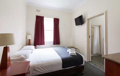 Knickerbocker Hotel - Lightning Ridge Tourism 0