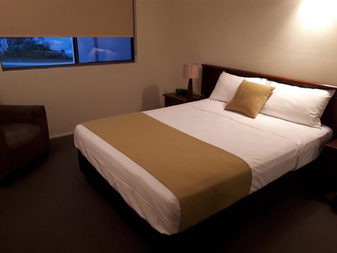 L'Amor Holiday Apartments - Lightning Ridge Tourism 1