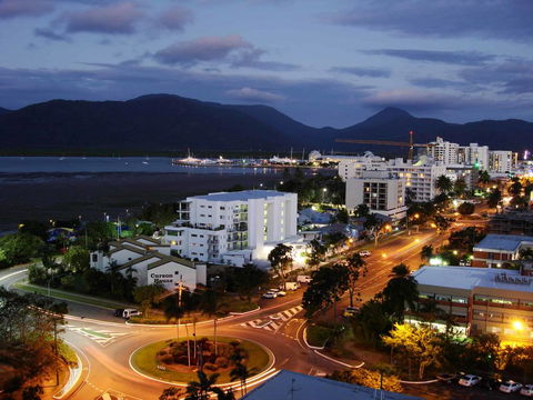 Lake Central Cairns - Lightning Ridge Tourism 2