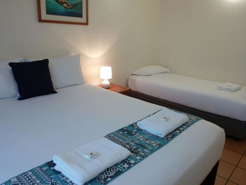 Lake Central Cairns - Lightning Ridge Tourism 0