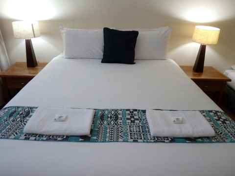 Lake Central Cairns - Lightning Ridge Tourism 3