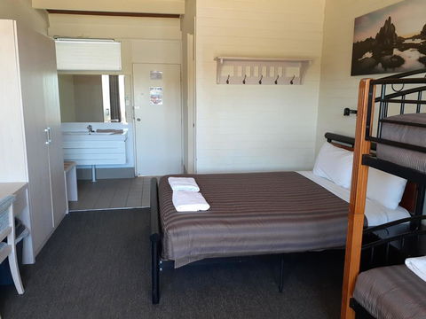 Lake Jindabyne Hotel - Lightning Ridge Tourism 3