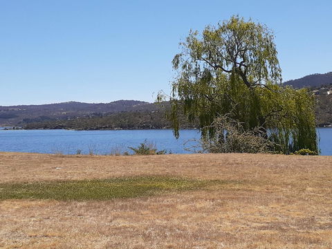 Lake Jindabyne Hotel - Lightning Ridge Tourism 2