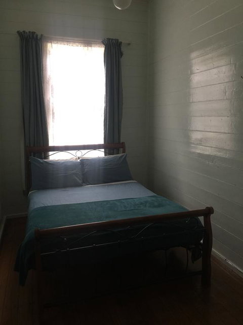 Lake Leake Inn - Lightning Ridge Tourism 1