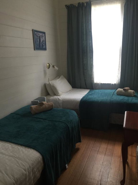 Lake Leake Inn - Lightning Ridge Tourism 2